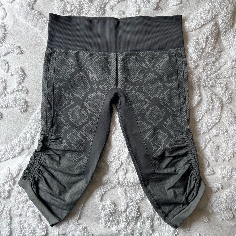 Lululemon Snakeskin “In the Flow Crop II” capri leggings.